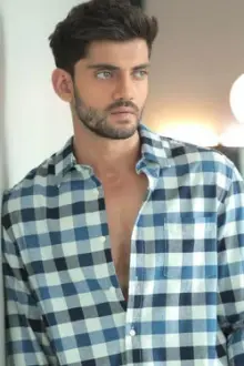 Zaheer Iqbal como: Kabir