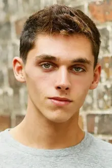 Théo Augier como: Grayson Spencer