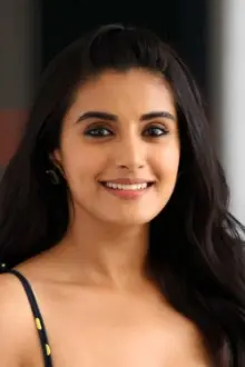 Divyansha Kaushik como: Theera