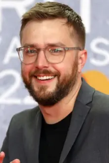 Iain Stirling como: Presenter