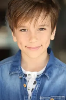 Dylan Lawson como: Boy