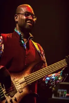 Etienne M'bappe como: electric bass