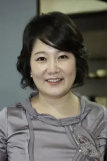 Lee Geum-hee como: Host