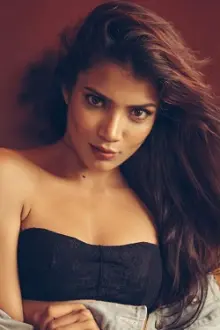 Palak Singh como: Deepika Padukone