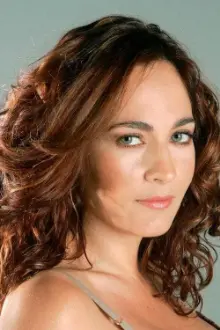 Alejandra Herrera como: Angélica Díaz