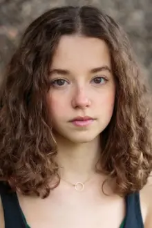 Ariella Glaser como: Sara (Young Grandmére)