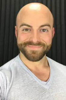 Matthew Santoro como: Matt