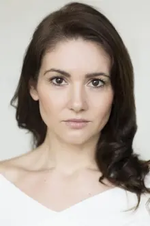 Julia Leyland como: Flora