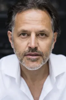 Carlo Kitzlinger como: Levi Mendoza