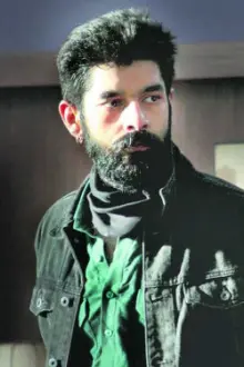 Surya Sharma como: Arvind Singh