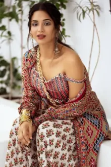 Anjali Barot como: Nivedita