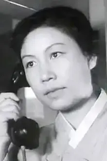 Hyo Gyong Dzo como: Chon-ok Lee, wife Sen-ryur pak