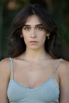 Izabel Pakzad como: Becky (as Isabel Pakzad)