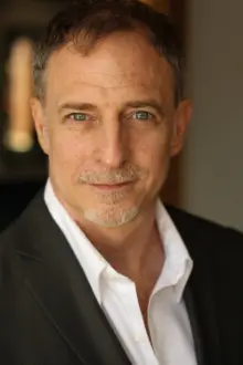 Gary J. Klavans como: Doctor