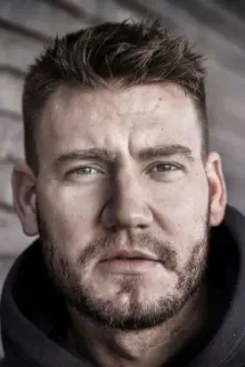 Nicklas Bendtner como: Vært