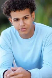 Tyler Lofton como: Aaron