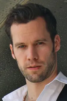 Chad Brownlee como: Bruce