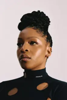 Julie Adenuga como: 