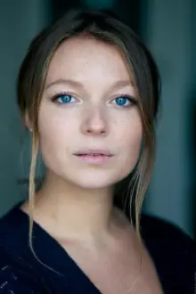 Chloé Guillot como: La sage femme