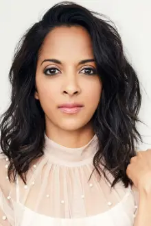 Sunita Deshpande como: Jenn