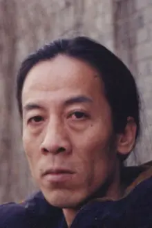 Kong Qinsan como: EmCee