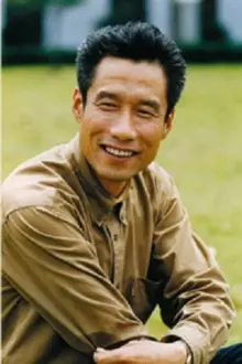Liu Peiqi como: 关父