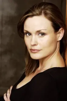 Amy Morris como: Heidi Campbell