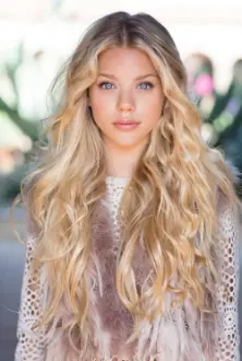 Kaylyn Slevin como: Wiki