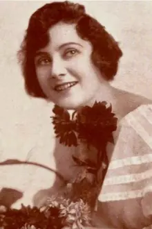 Juliette Day como: Mildred Manning