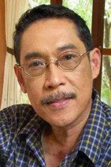 Surasak Chaiat como: Park & Poom's Father