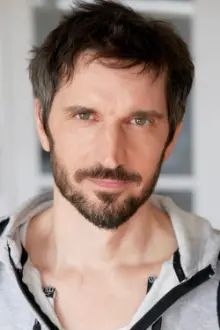 Yannick Rosset como: Alex