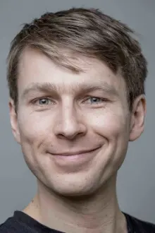 Ben Faulks como: Mr. Bloom