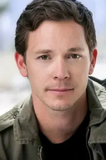 Brandon Ray Olive como: Commander Roger Nelson