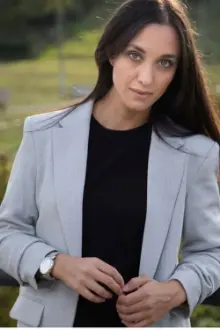 Francesca Aledda como: Claire Volta