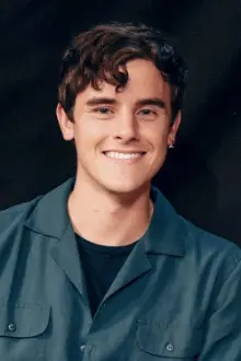 Connor Franta como: Ele mesmo