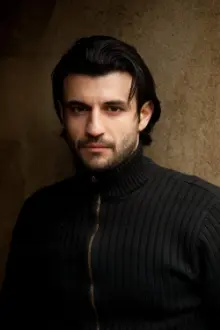 Sam Vincenti como: Akbar