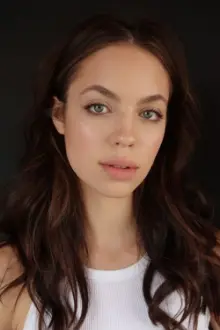 Claudia Sulewski como: Becca