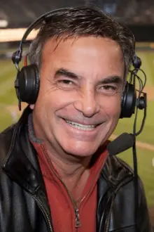 Rick Rizzs como: Self - Announcer