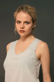 Lili Epply como: Sarah