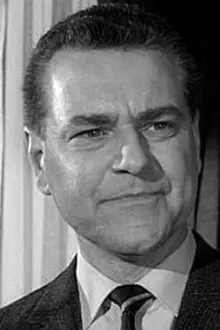 Raymond Adamson como: Dr. Turnbull