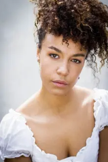 Vivienne Awosoga como: Margaux Dupont