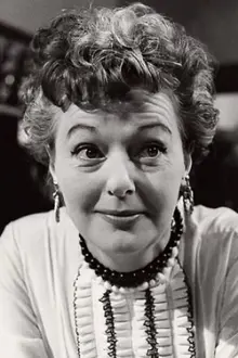 Betty Marsden como: Mavis Cook