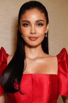 Megan Young como: Diana Royales