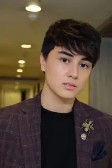 Edward Barber como: Simon