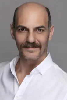 Umut Karadağ como: Hasan