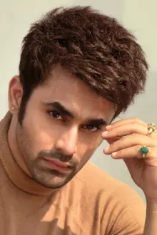 Pearl V Puri como: Bajrang Das Khatri