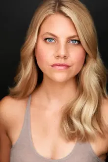 Kelsey Lea Jones como: Lucy