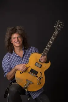 Pat Metheny como: electric and acoustic guitars, guitar synth, electronics, orchestrionics, synths