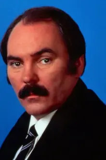 Kevin Lloyd como: 