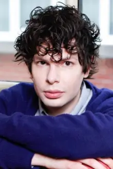 Simon Amstell como: Self - Host